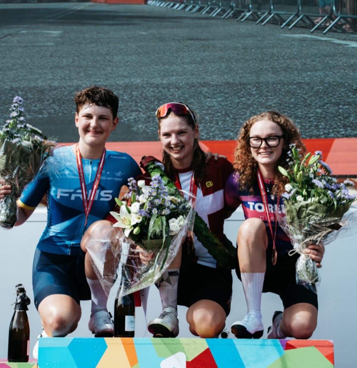 Gertrud Riis Madsen på podiet med blomster og medalje